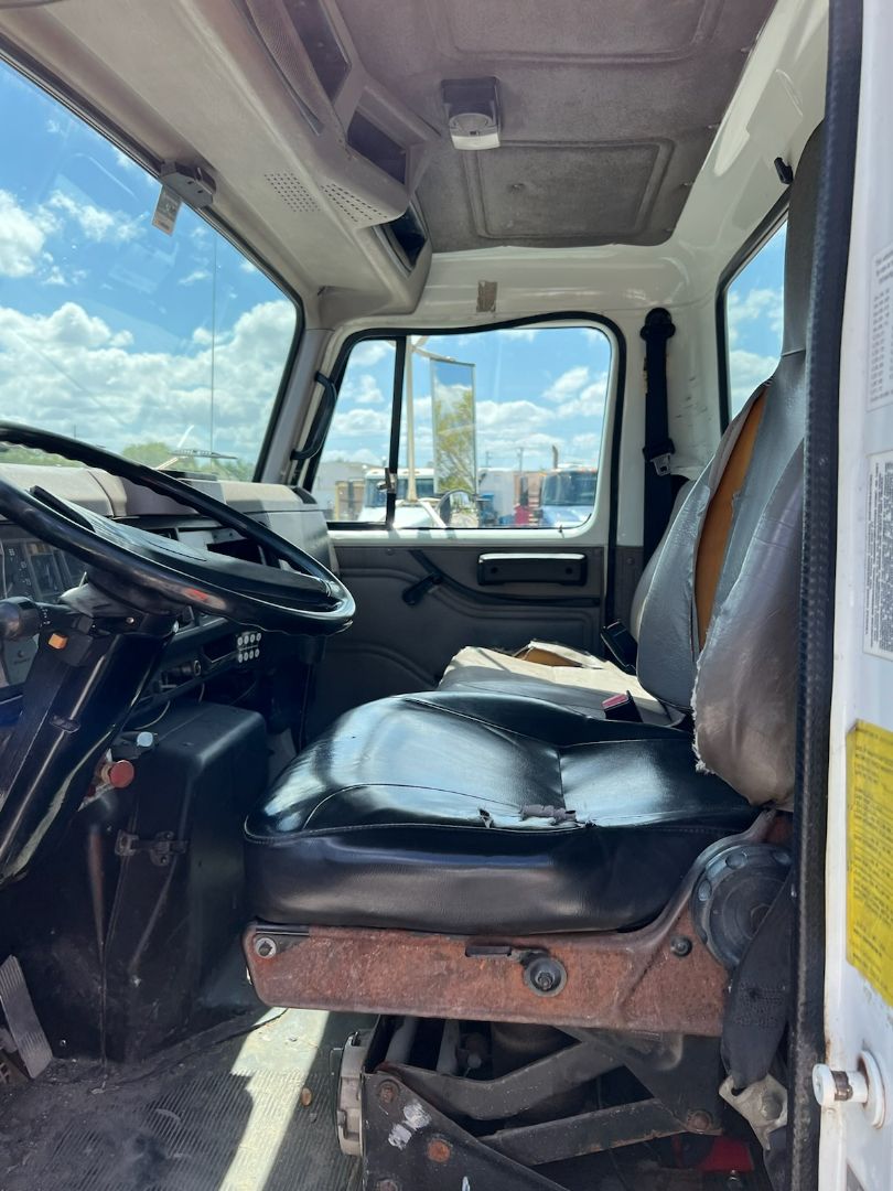 1998 INTERNATIONAL 4700 - Image 4